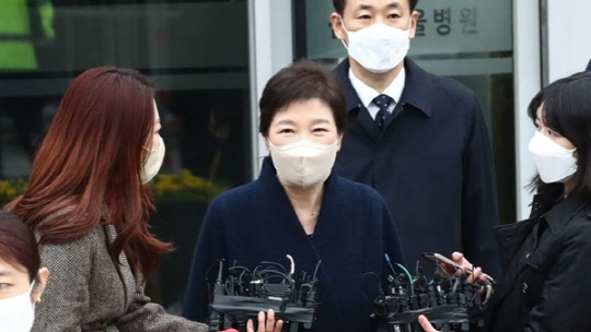 박근혜 전 대통령이 지난 24일 서울 일원동 삼성서울병원에서 퇴원하면서 보도진 질문에 답변하고 있는 모습. <연합뉴스>